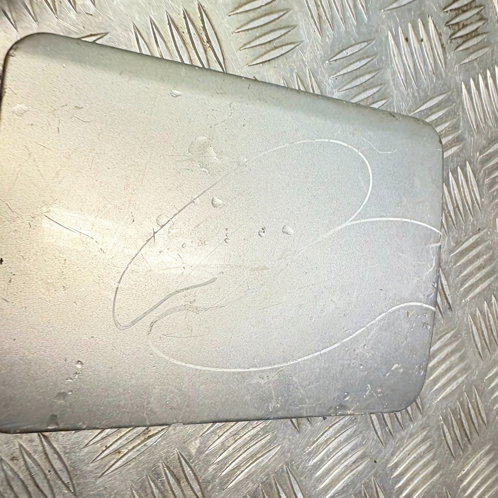 Mitsubishi Shogun 2004 Fuel door Gas cover Tank cap (FUEL FILLER FLAP)