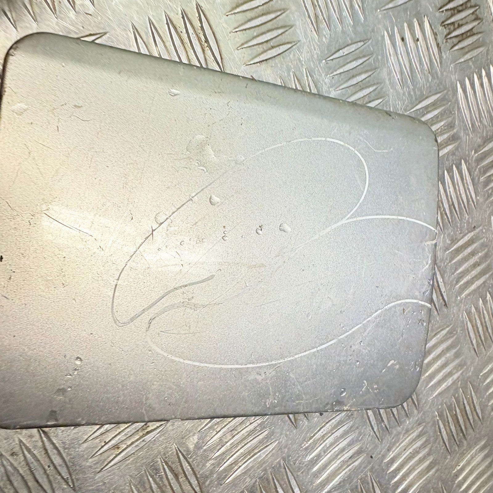 Mitsubishi Shogun 2004 Fuel door Gas cover Tank cap (FUEL FILLER FLAP)