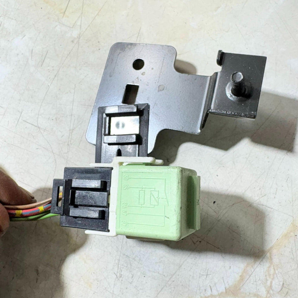 BMW & MINI White Green Make Contact Relay V23134-K59-X312