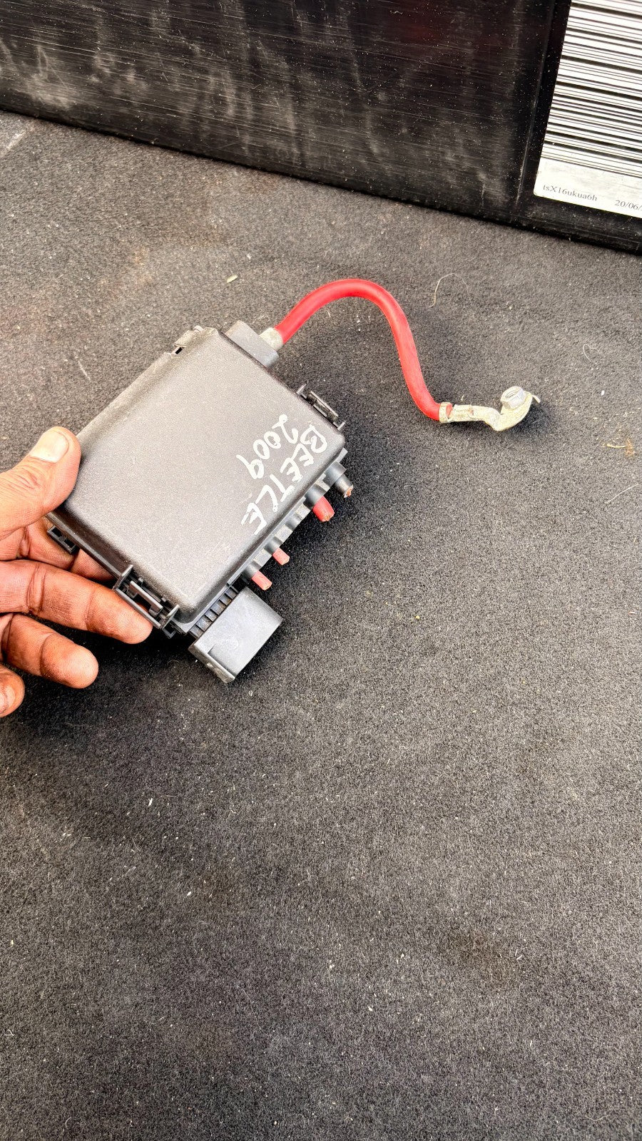 VOLKSWAGEN BEETLE BATTERY TERMINAL FUSE BOX 2003-2010