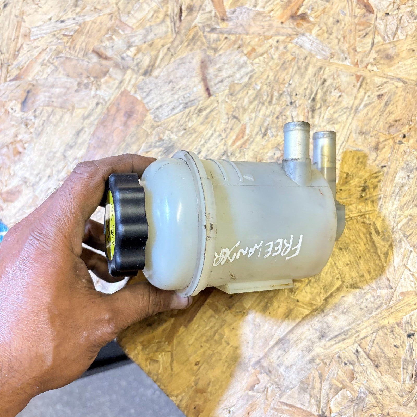 Land Rover Freelander Power Steering Fluid Tank Bottle A1611995