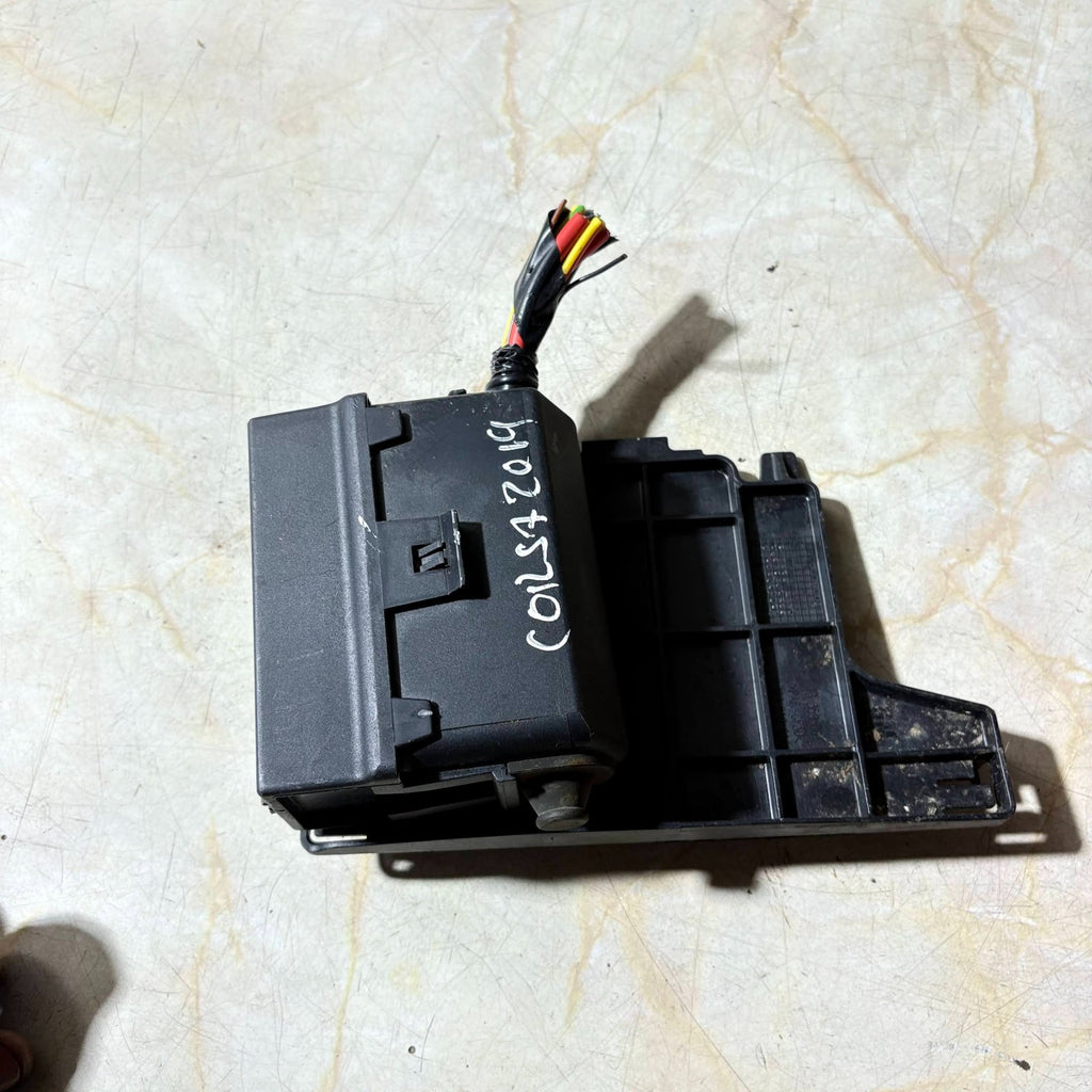 2019 VAUXHALL CORSA E FUSE RELAY BOX 13359061