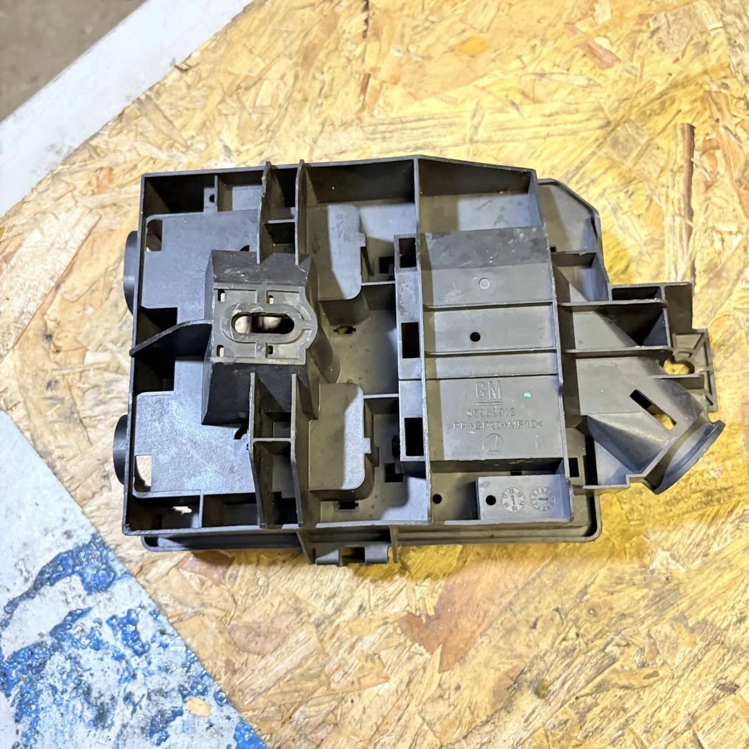 VAUXHALL MOKKA MK1 2012-2019 ENGINE BAY FUSE BOX MOUNTING BRACKET 95962913