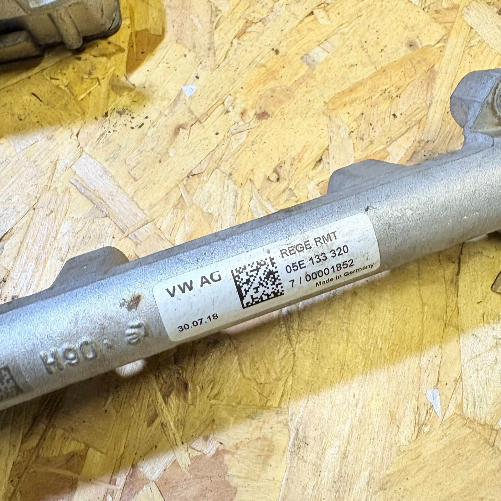 16-19 VW GOLF AUDI SEAT SKODA 1.5 TSI FUEL RAIL 05E133320
