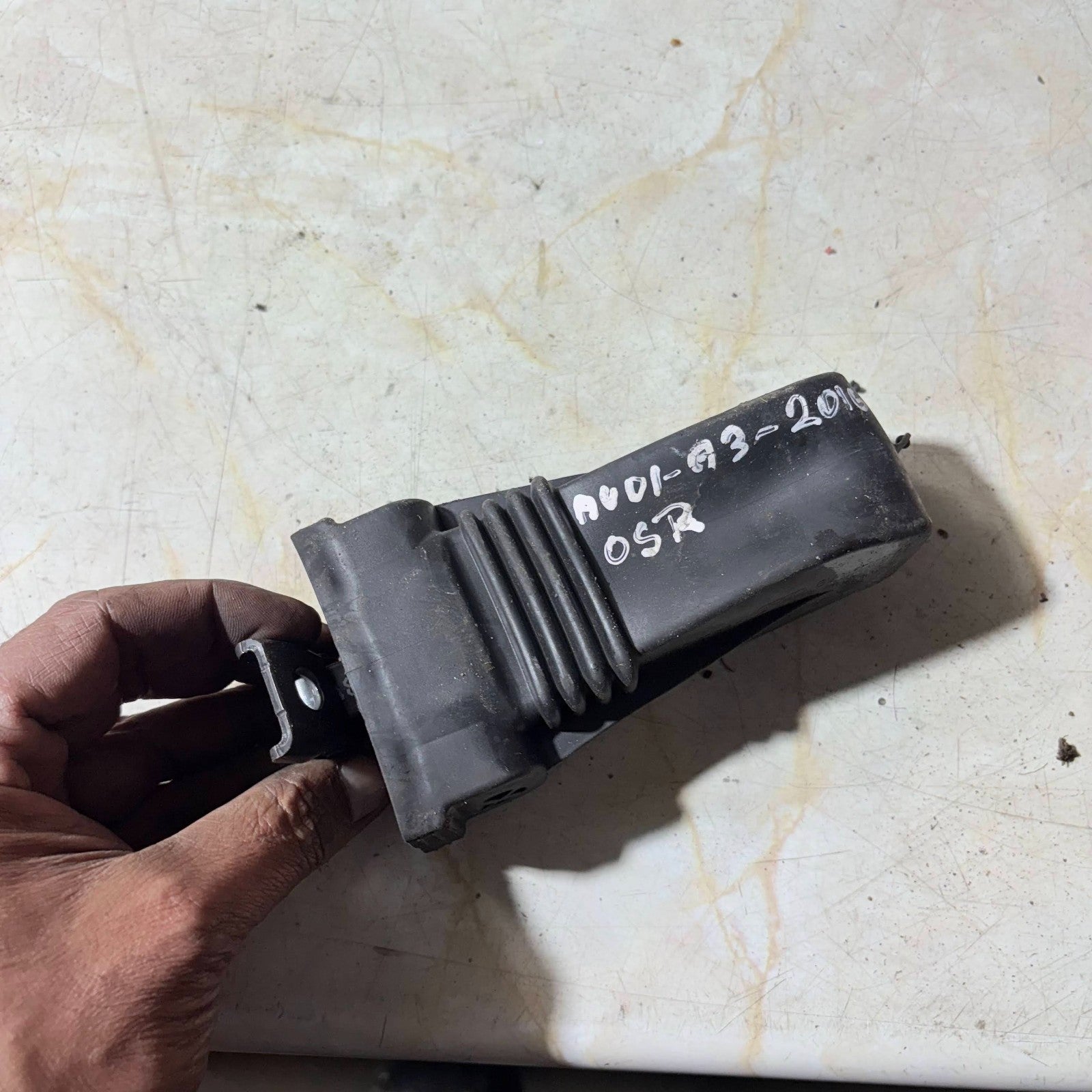 2016 AUDI A3 SPORTBACK REAR RIGHT DOOR HINGE CHECK STRAP STOPPER