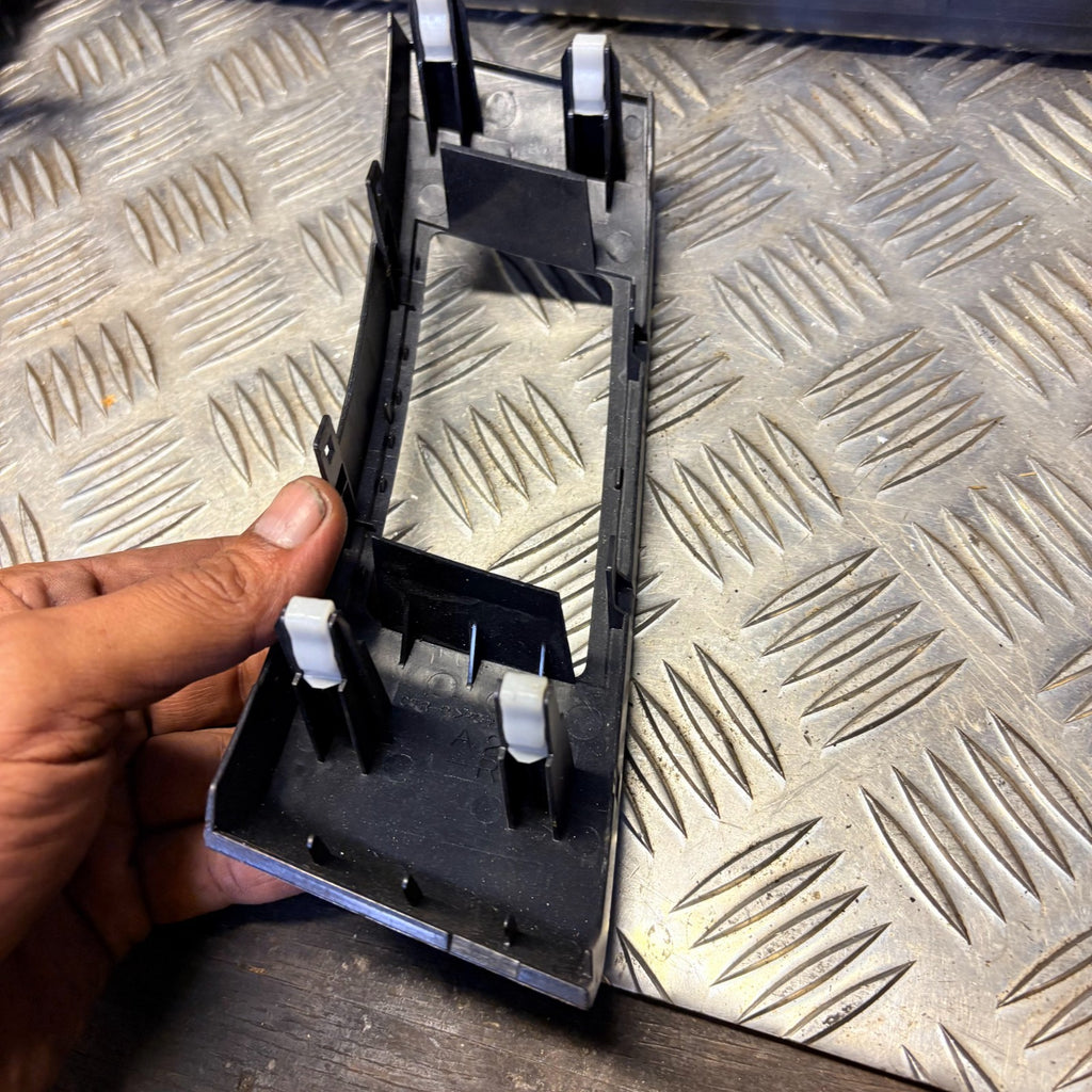 2007-2010 MITSUBISHI OUTLANDER RH PASSENGER DASHBOARD AIR VENT BEZEL