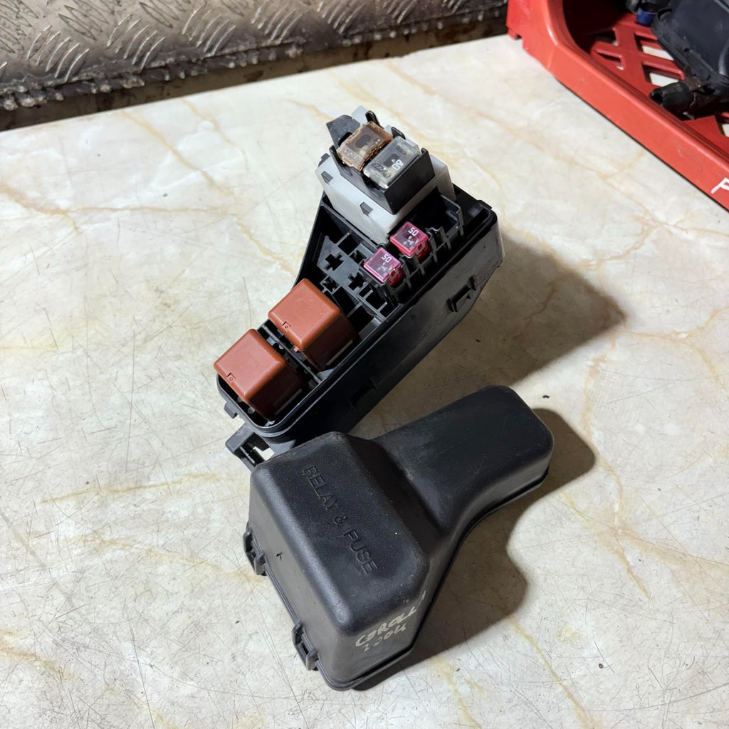 Toyota Corolla 2004 Engine Bay Fuse & Relay Box Under Bonnet Junction Block