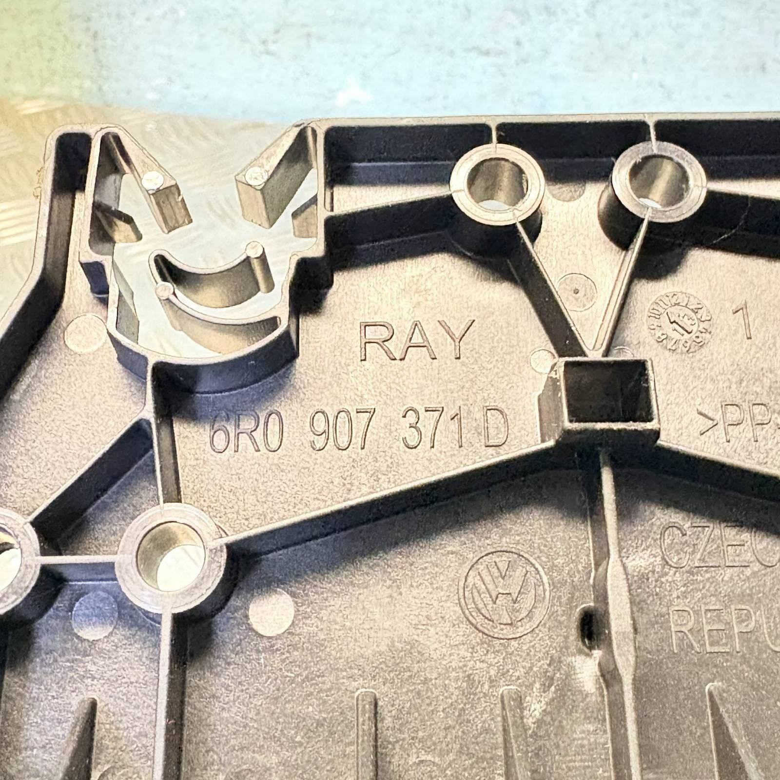 SKODA RAPID DIESEL FUSE BOX RELAY FUSEBOX BRACKET 6R0907371D