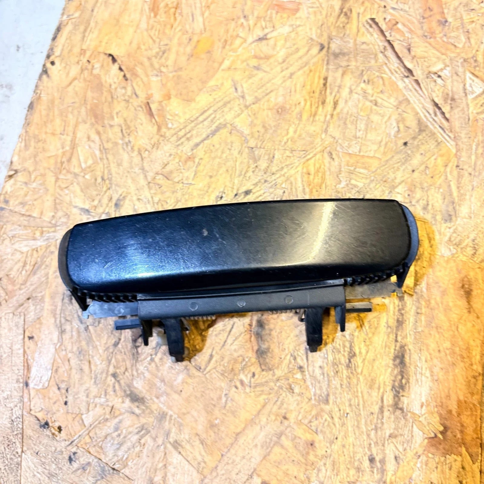 AUDI A3 8PA 5DR 2004-13 A4 B6 B7 2001-08 FRONT LEFT OUTER DOOR HANDLE 4B0839685