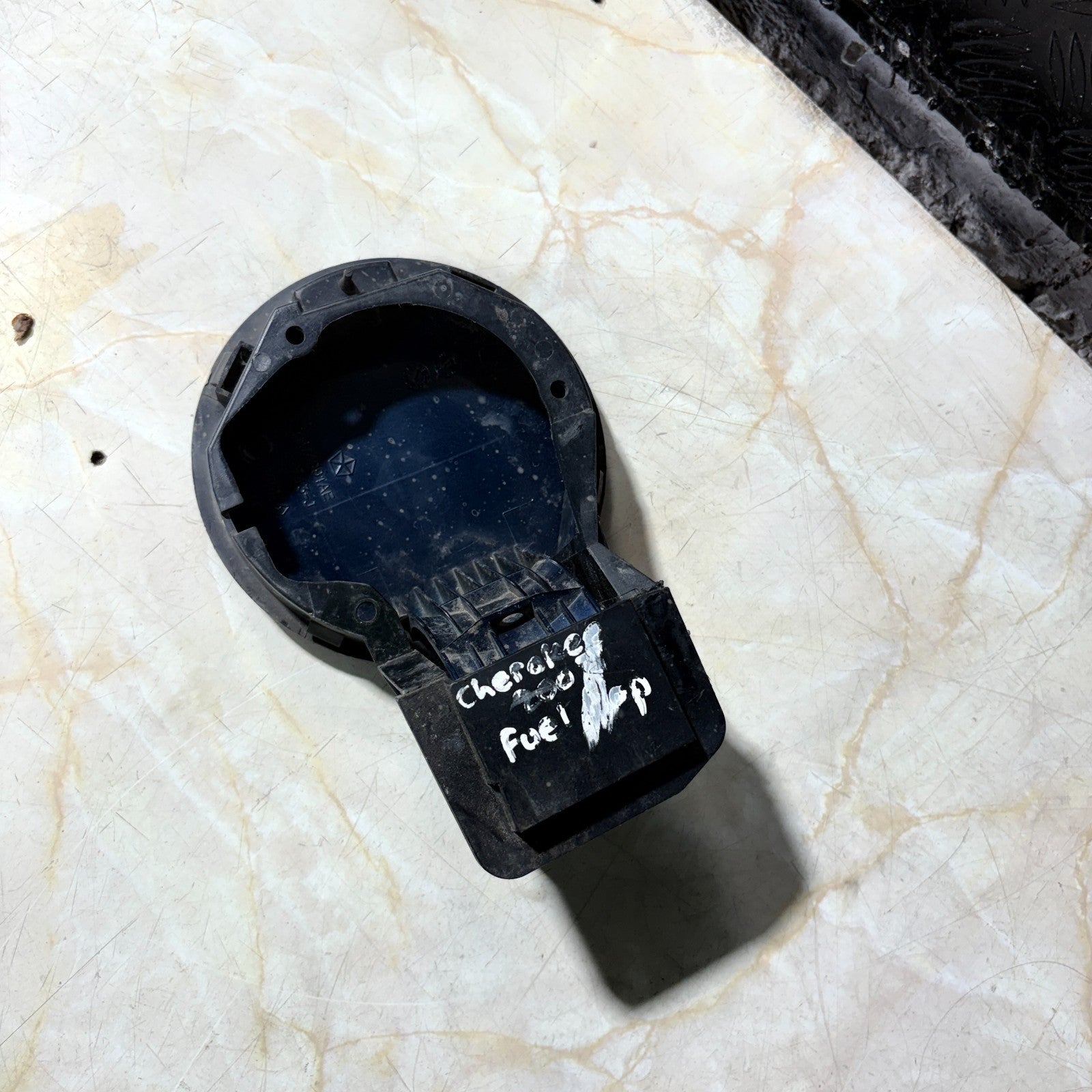 02-08 JEEP CHEROKEE KJ PETROL FUEL TANK FILLER DOOR 04674991AE