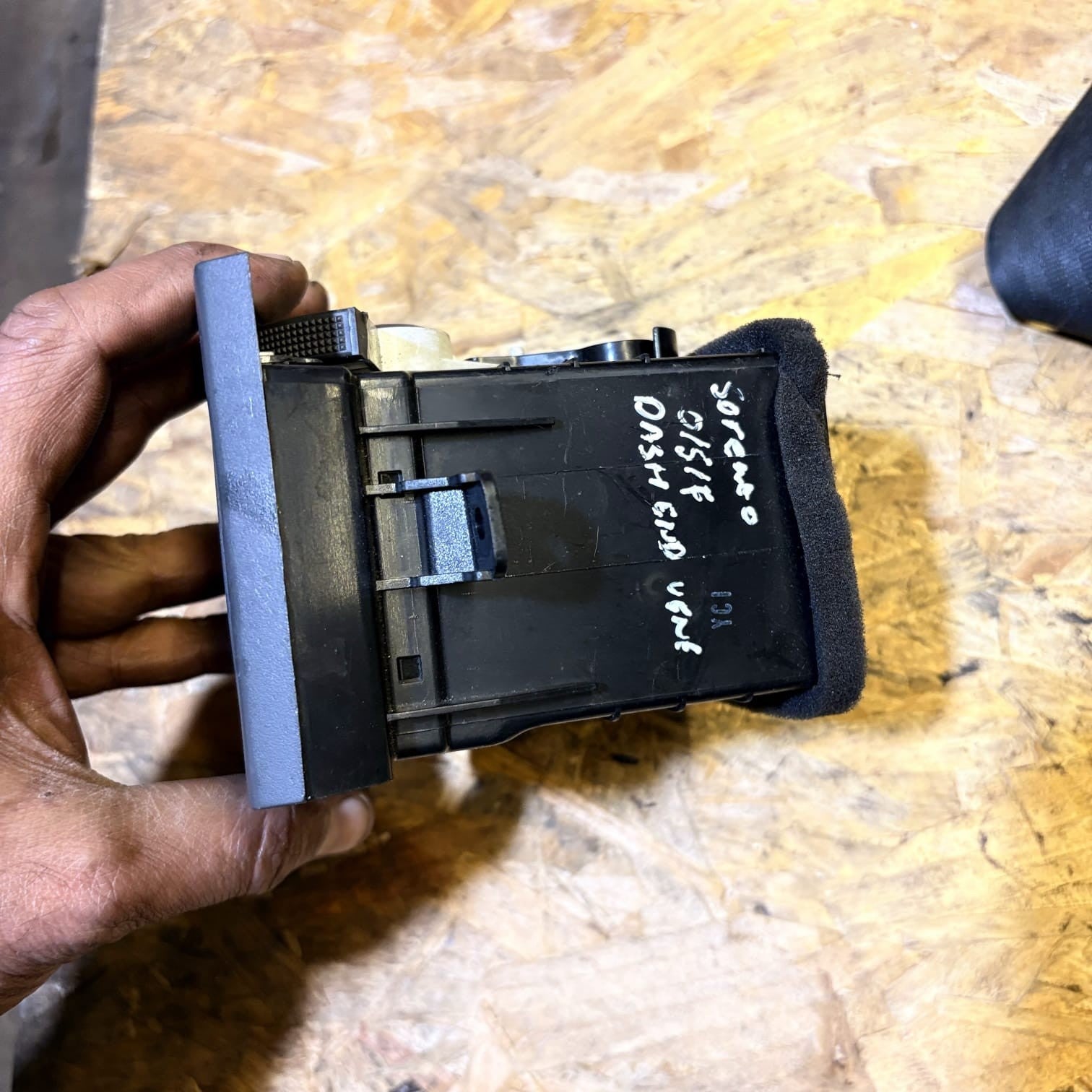 KIA SORENTO DRIVER FRONT DASH AIR VENT 97490-3E000