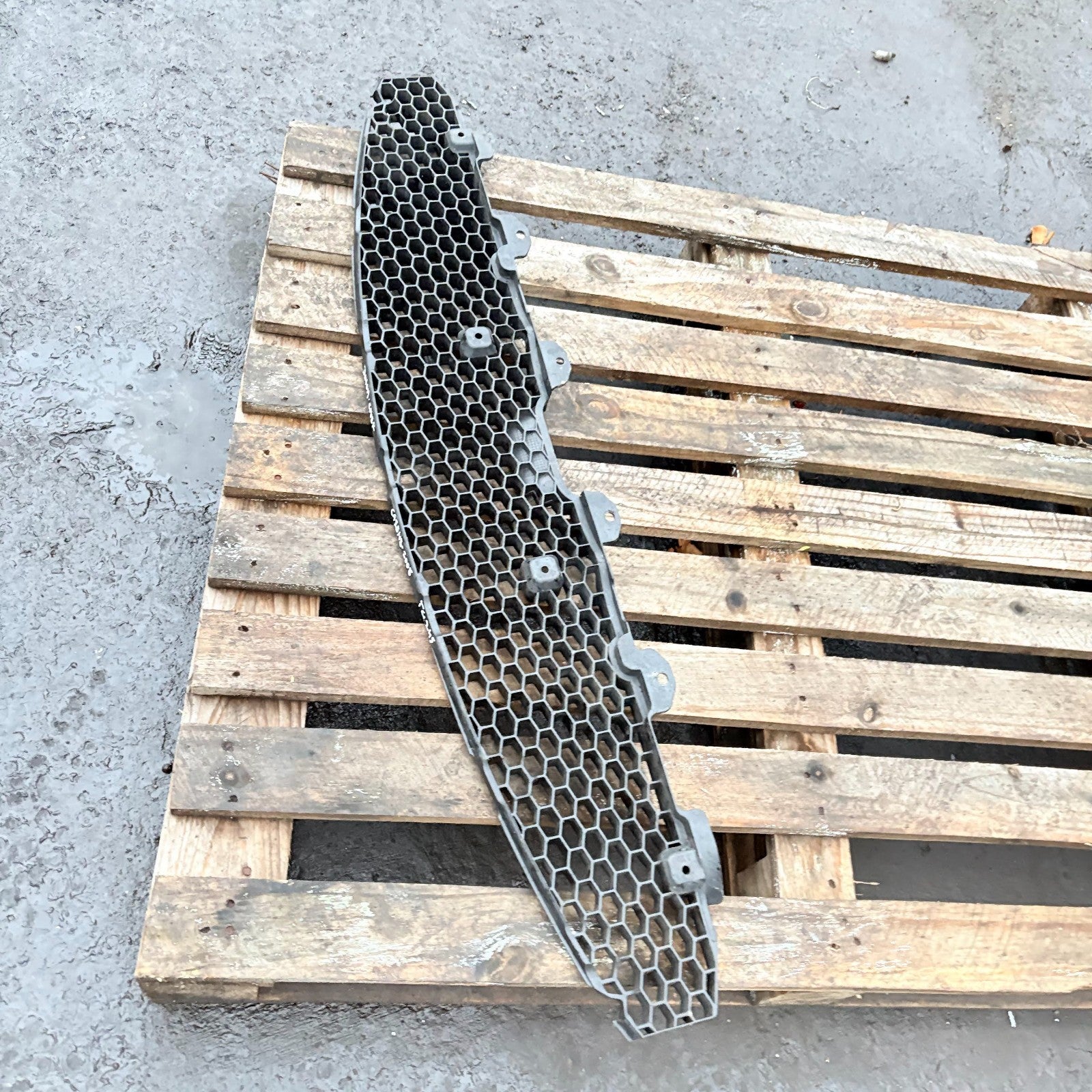 KIA Carens mk2 II 2008 Front bumper lower grill 865611D010