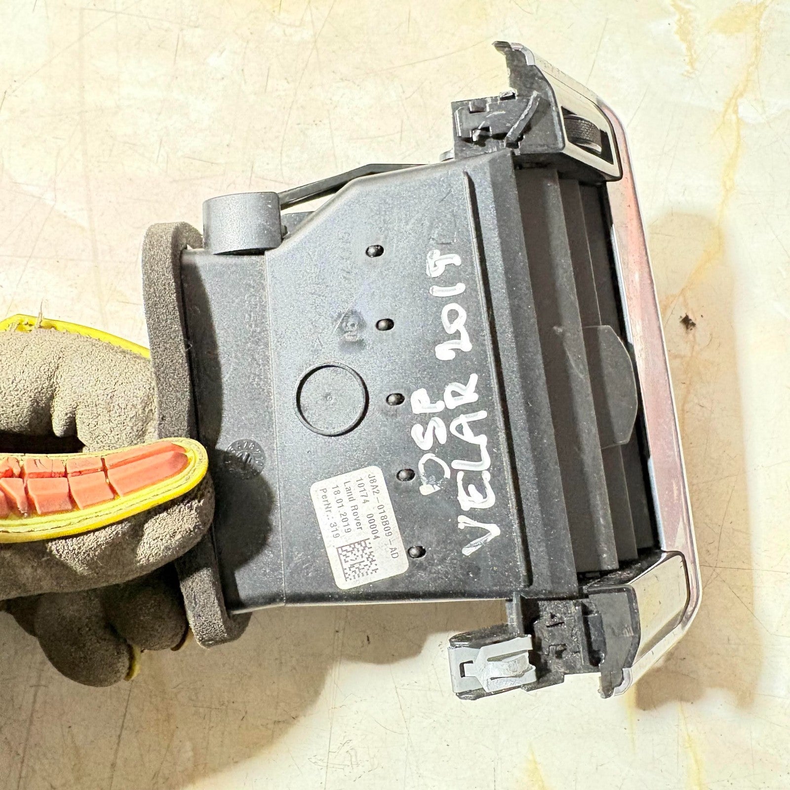RANGE ROVER VELAR 2019 DASHBOARD RIGHT SIDE AIR VENT J8A2-018B09-AD