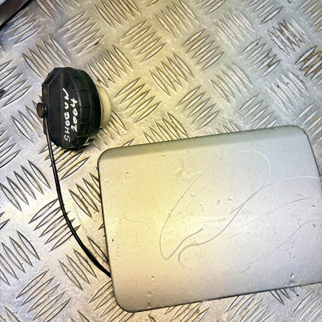 Mitsubishi Shogun 2004 Fuel door Gas cover Tank cap (FUEL FILLER FLAP)