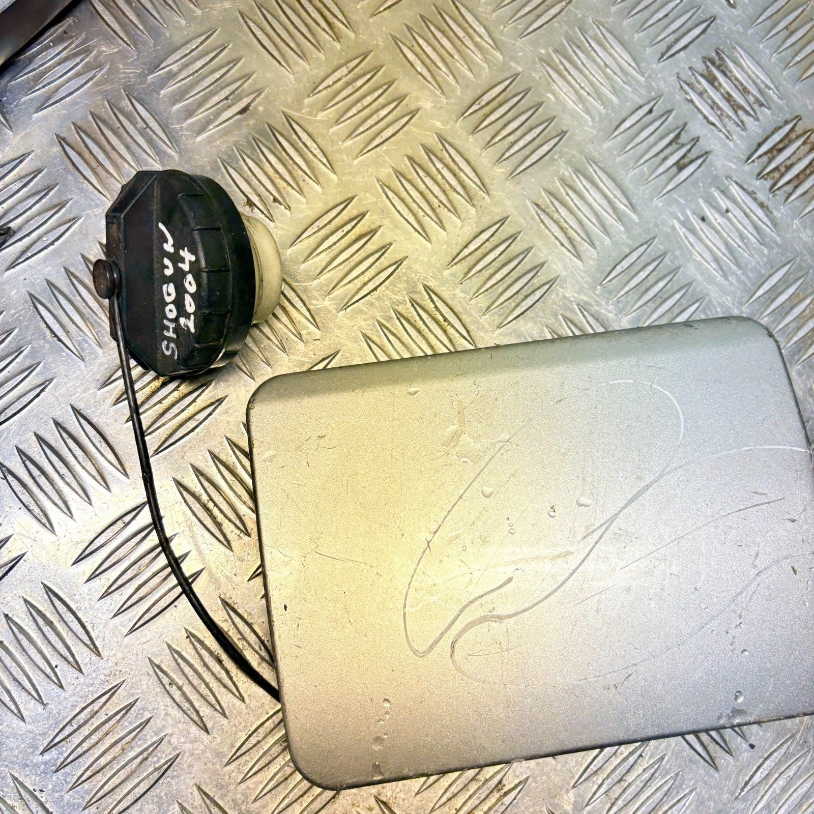 Mitsubishi Shogun 2004 Fuel door Gas cover Tank cap (FUEL FILLER FLAP)