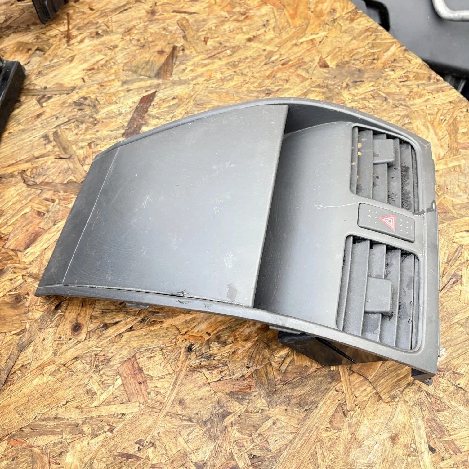 Suzuki SX4 Central Heater Vents Plastic Surround 2008 Reg 7382279J Centre Vent