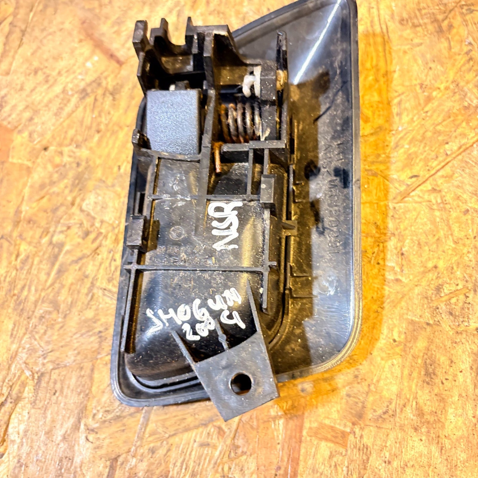 MITSUBISHI SHOGUN 2000-2005 INTERIOR DOOR HANDLE REAR LEFT SIDE MR393471 Inner