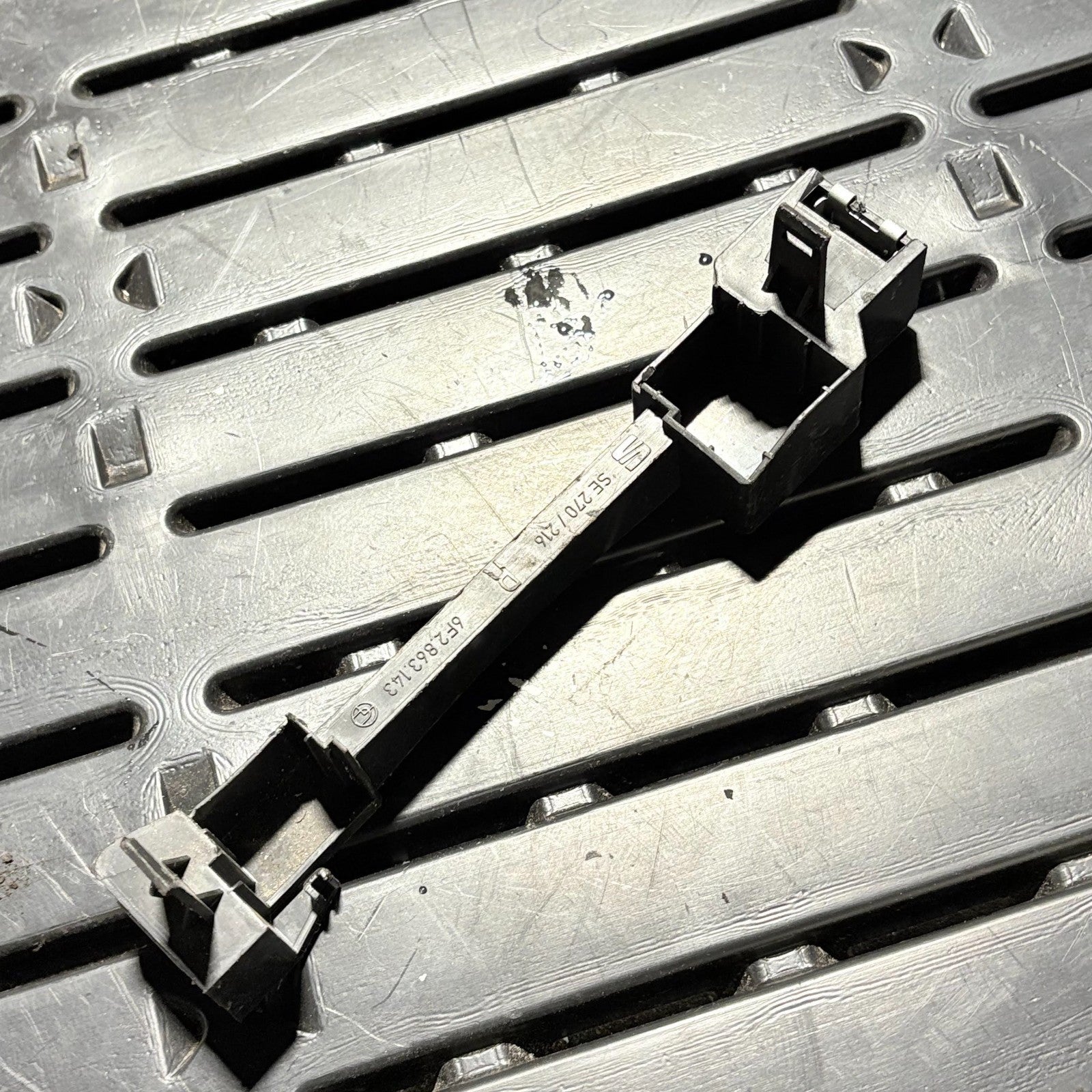 Seat Ibiza Mk5 Console Footwell Bracket 6F2863143