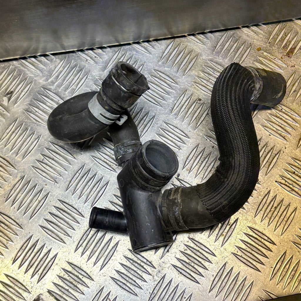JAGUAR XE ENGINE THERMOSTAT HOUSING G4D3-5H370-AA 2017