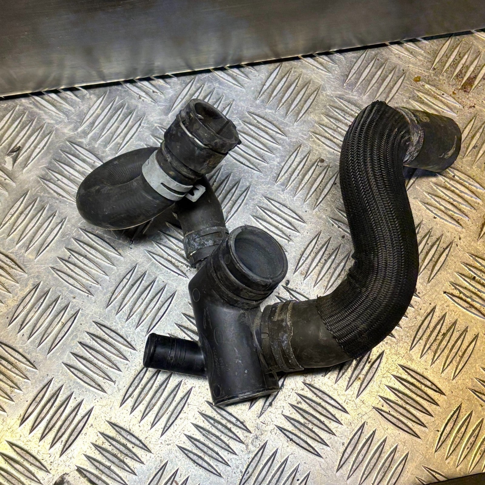 JAGUAR XE ENGINE THERMOSTAT HOUSING G4D3-5H370-AA 2017