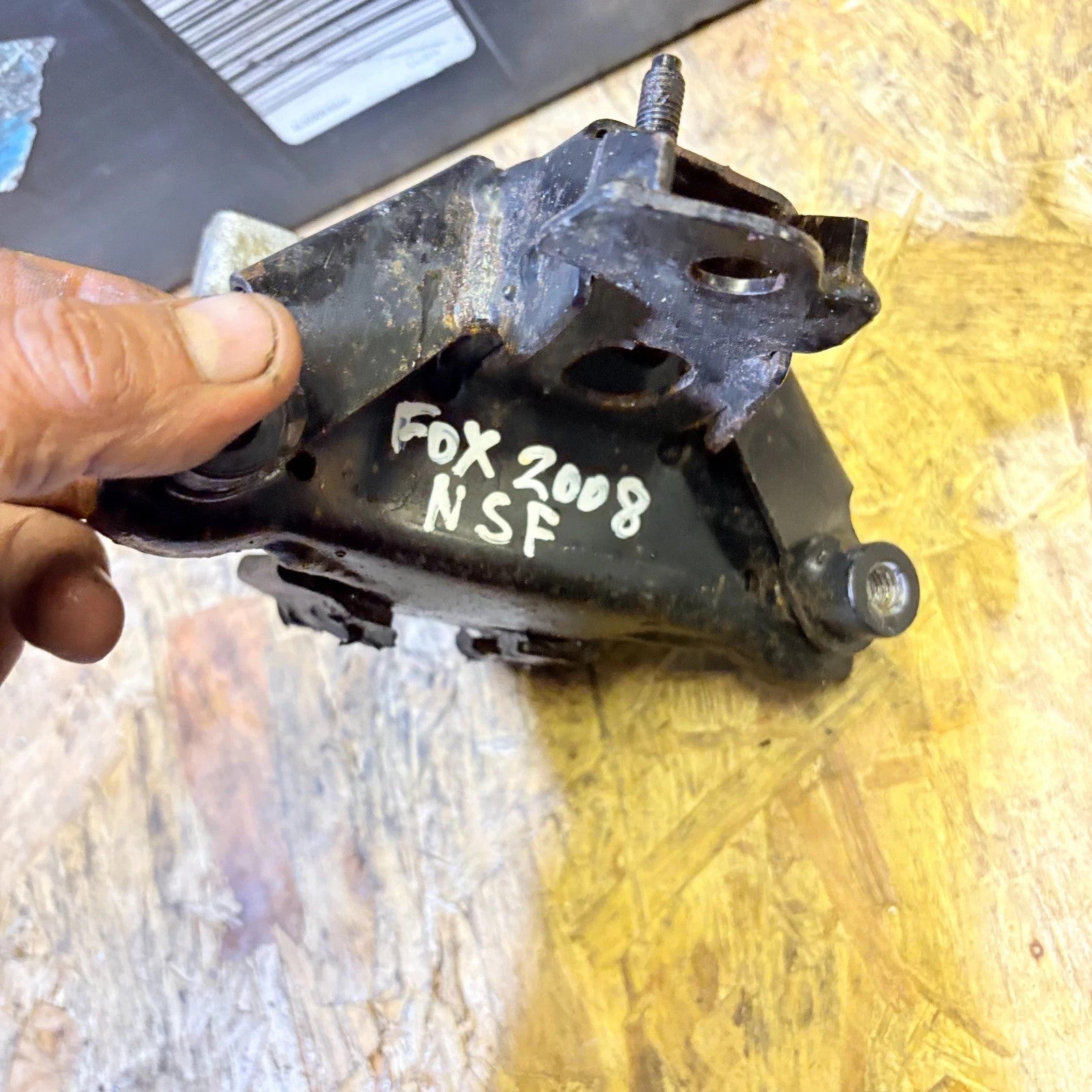 VOLKSWAGEN FOX 2008 PASSENGER LEFT FRONT ENGINE MOUNT