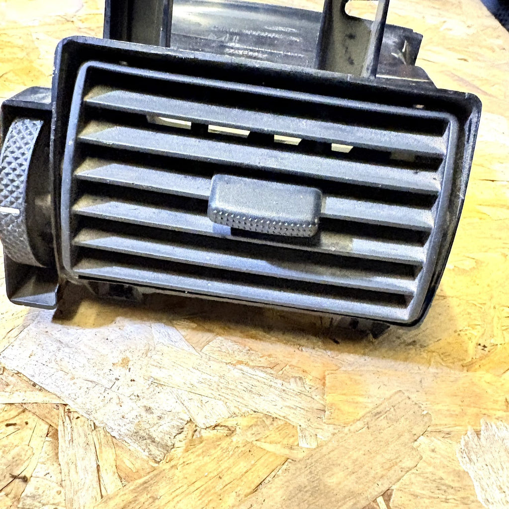 2003 FORD TRANSIT CONNECT MK1 DASH AIR VENT PASSENGER 2T1H19C682AC N/S