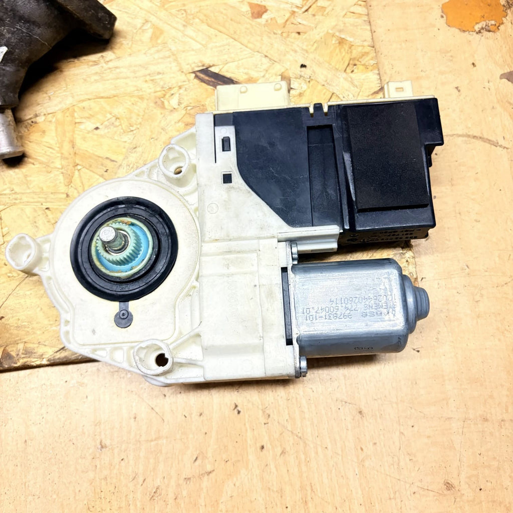 Citroen C4 Front Drivers Door Window Motor Regulator Module 997831101 04-10