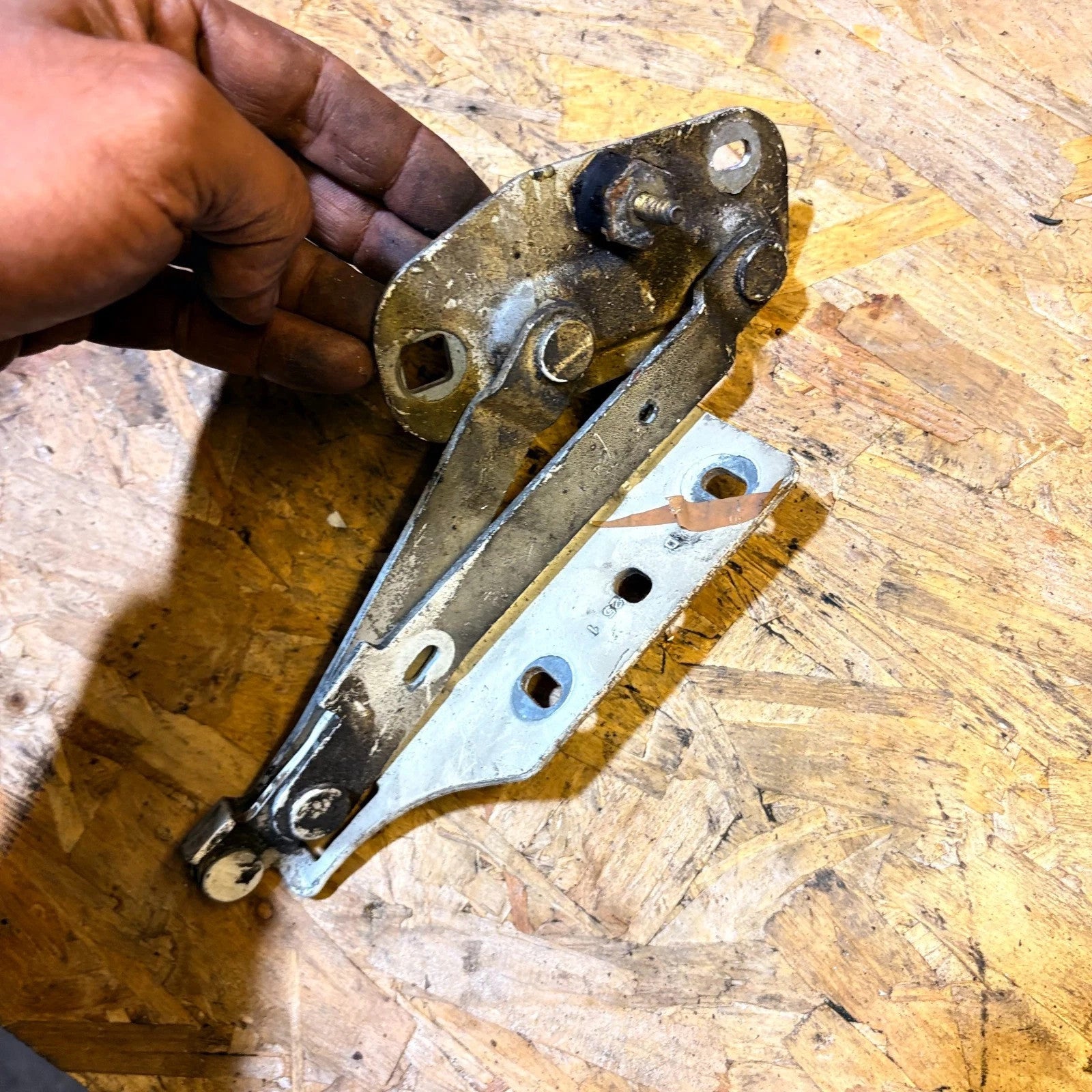 NISSAN 1998-2006 FRONT BONNET HINGE