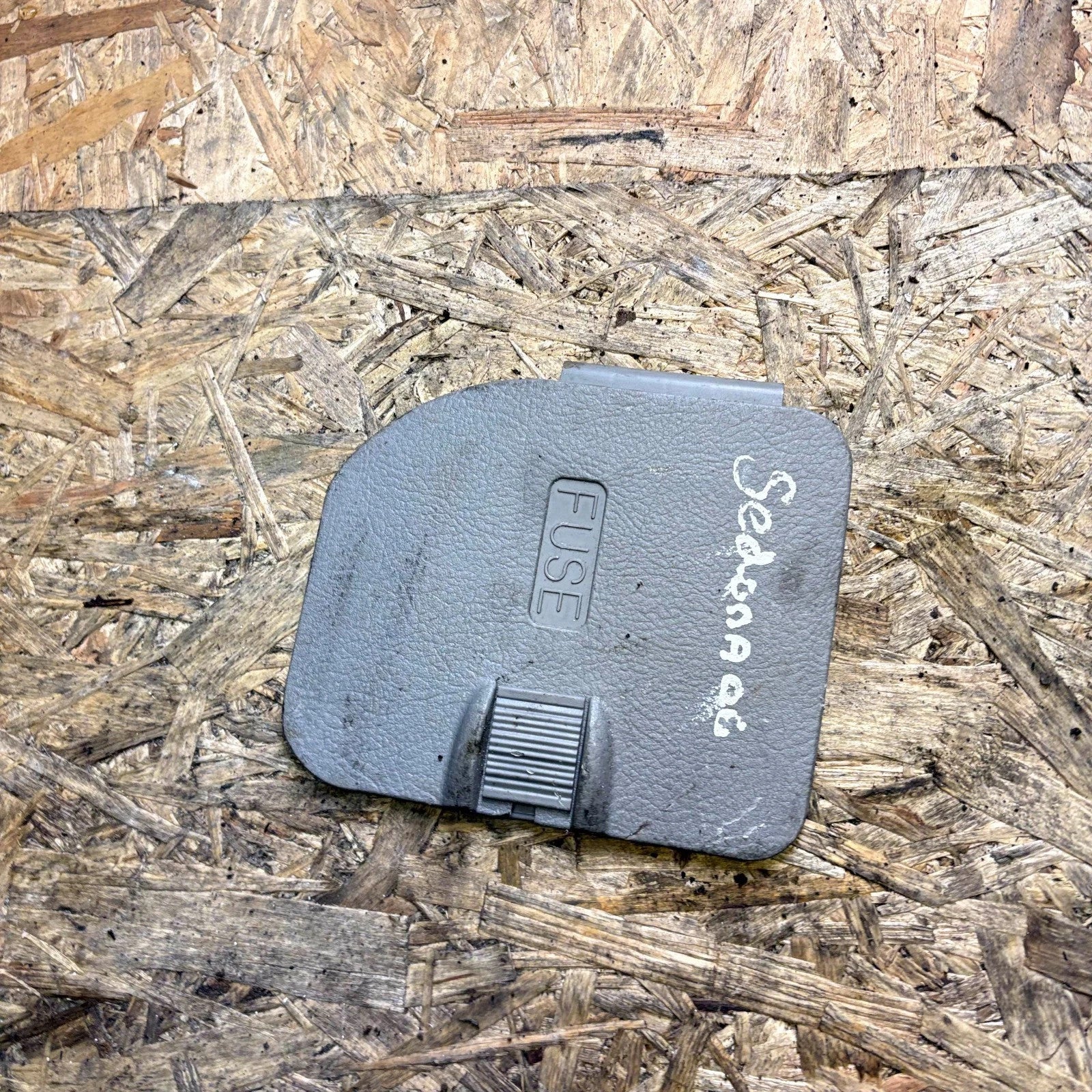 2006-2012 KIA SEDONA FUSE BOX COVER LID