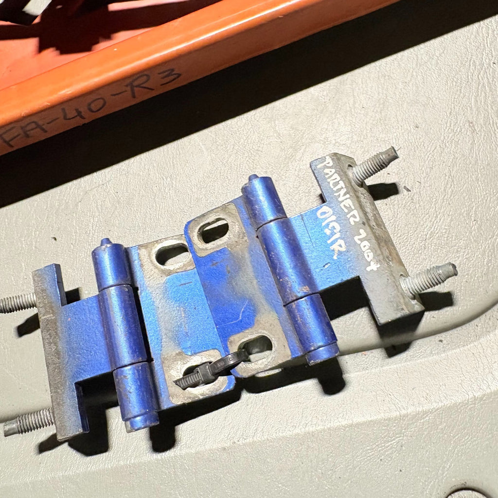 2007 PEUGEOT PARTNER DRIVER SIDE REAR DOOR HINGE PAIR