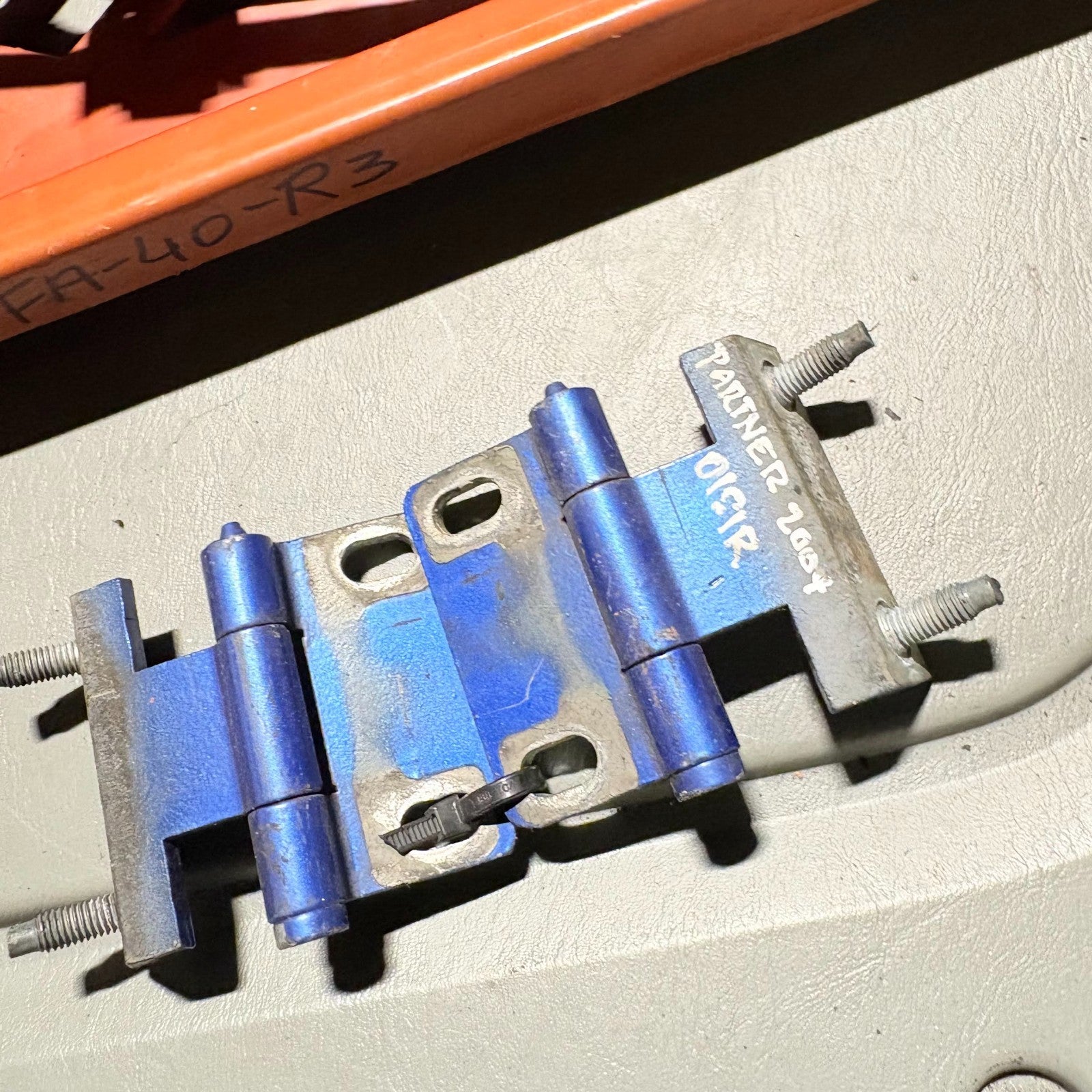 2007 PEUGEOT PARTNER DRIVER SIDE REAR DOOR HINGE PAIR