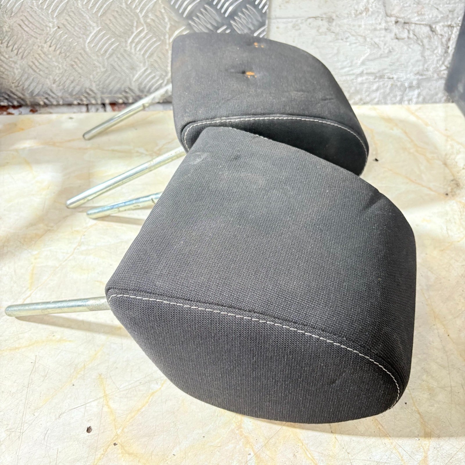 Ford Focus MK2 2005-2010 Front Seat Headrests Pair LH RH Grey Cloth