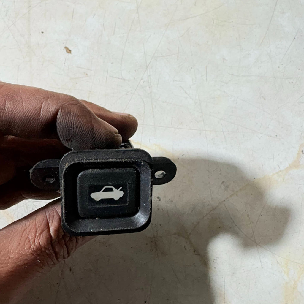 HONDA CR-V 2002-2006 MK2 BOOT LID OPEN SWITCH BUTTON