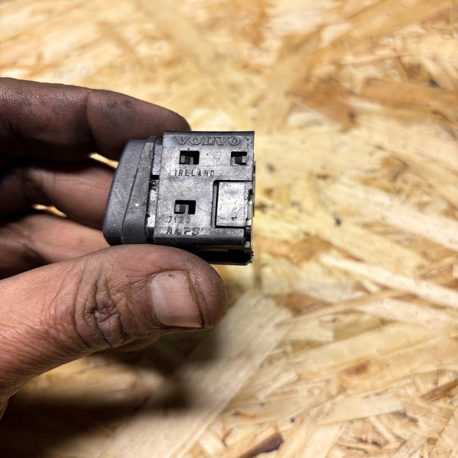 9168279 01W48E Alarm switch Fits for Volvo S80
