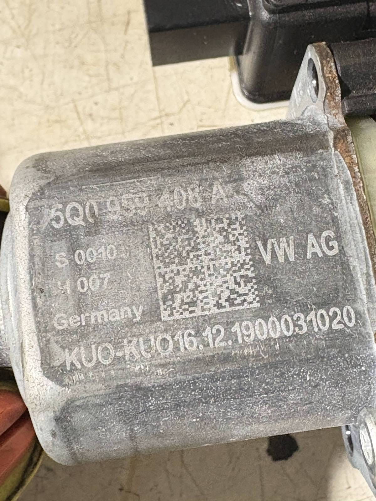 Skoda Karoq Rear right rear window regulator motor 5Q0959408A