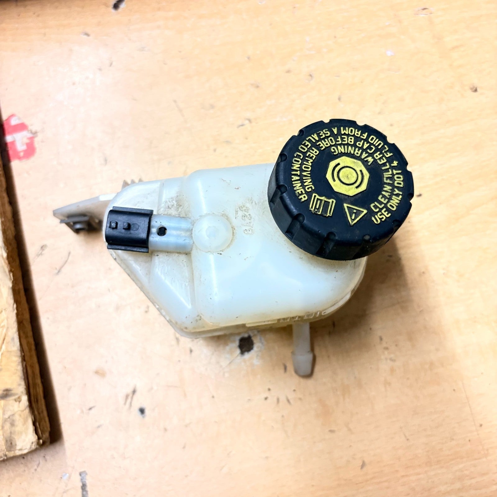 Renault Twingo 07-11 Brake Master Cylinder Reservoir Tank 8200862403