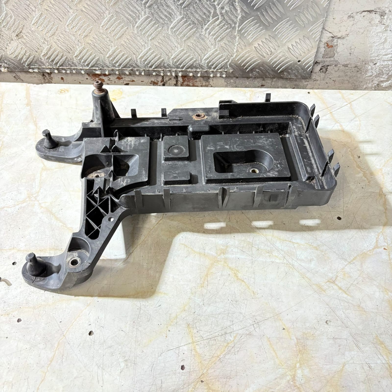 VOLKSWAGEN GOLF MK5 1K 2003-2008  2.0 BATTERY TRAY HOUSING 1K0915333C