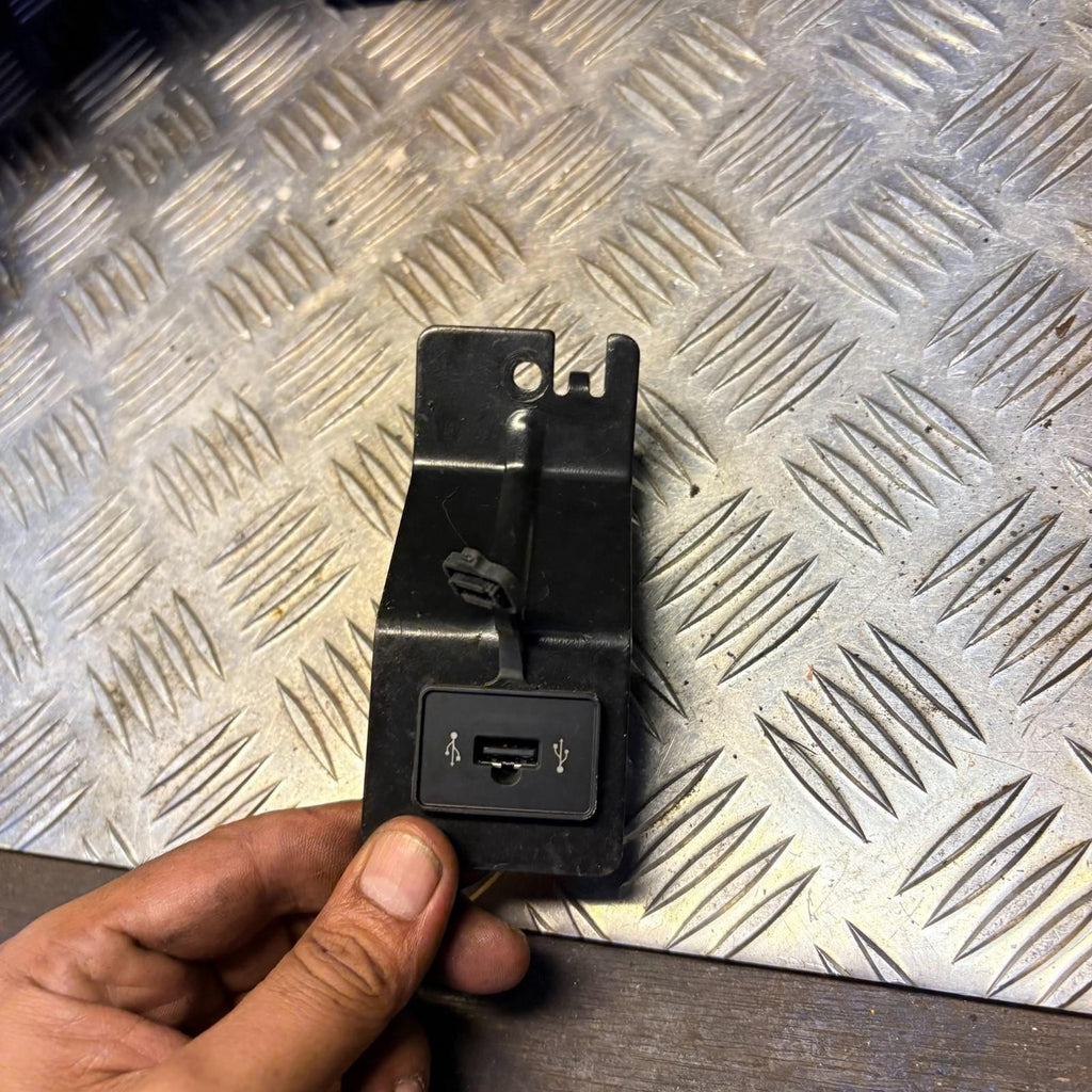 FIAT PUNTO 2008 GLOVE BOX MOUNTED USB PORT 735429751