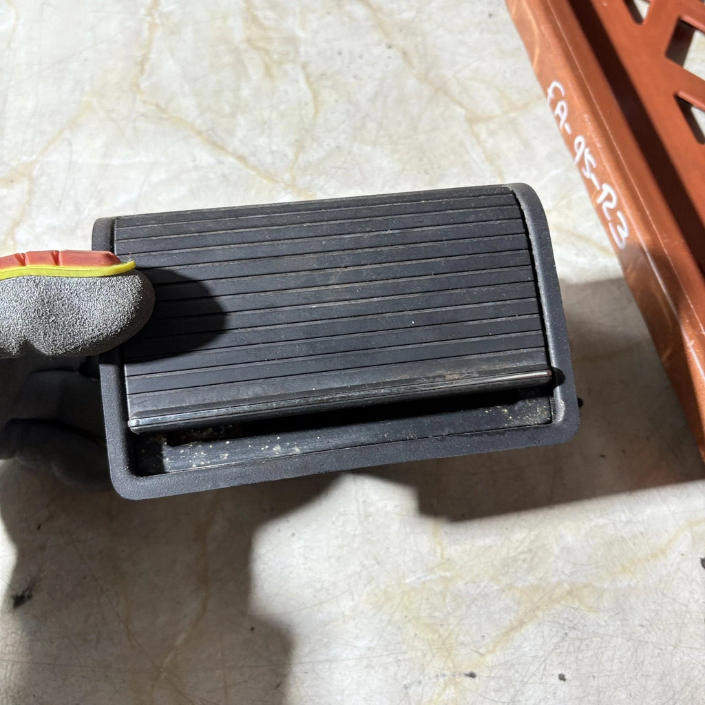 BMW 3-Series 2002 Center Console Ashtray (Ash Tray) 307220100