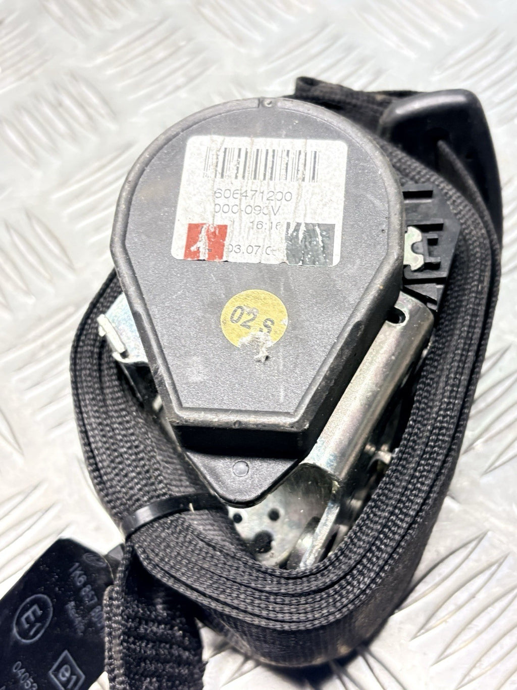 VW Golf Mk5 MkV 04-09 Rear Left Seat Belt Passenger 5dr 1K6857805N