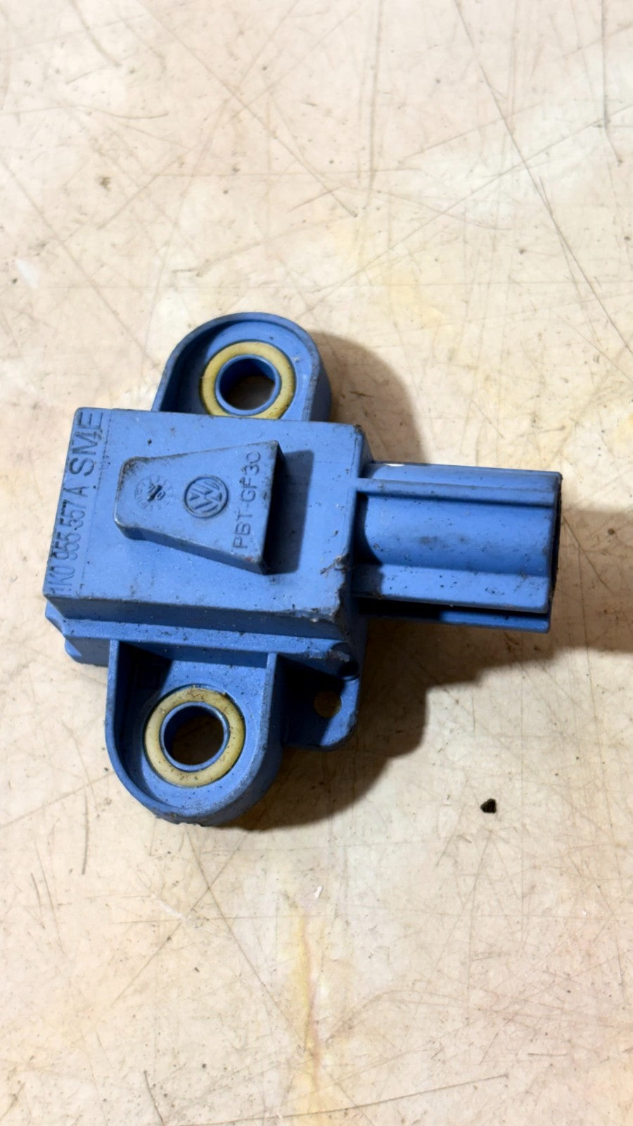 Vw Golf crash sensor relay 1K0 955 557 A