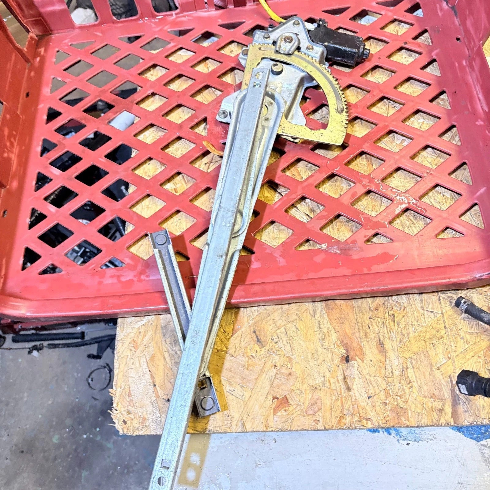 KIA SORENTO 2003 NSF PASSENGERS SIDE FRONT WINDOW MOTOR REGULATOR XH601PA