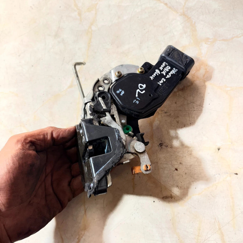 SUZUKI GRAND VITARA 1998-2005 OSR DRIVER REAR DOOR LOCK CATCH