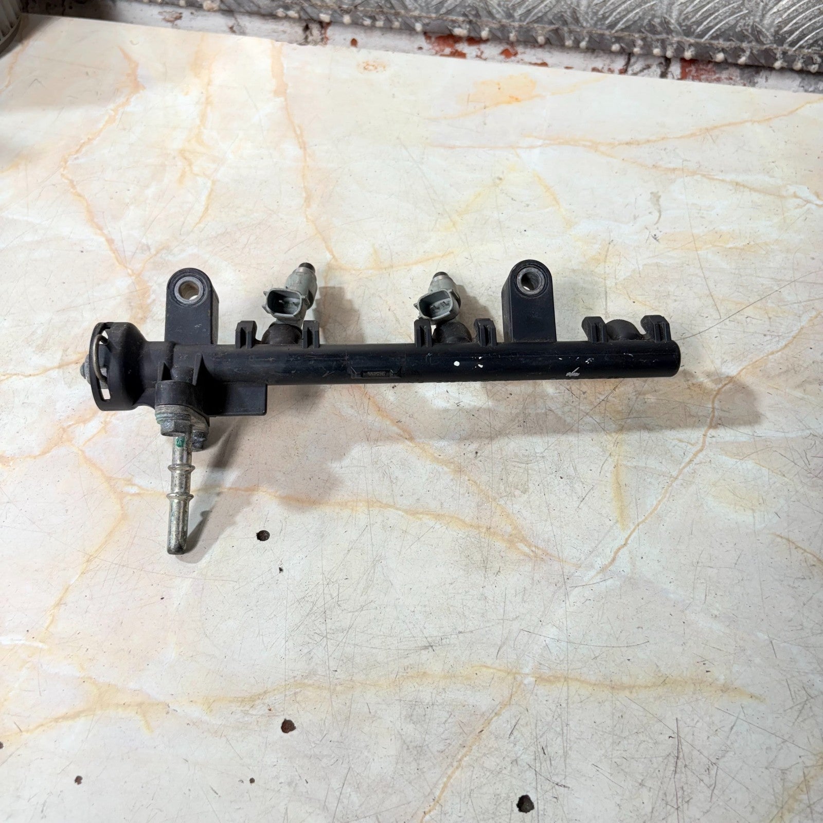Toyota Aygo Citroen C1 Peugeot 107 1.0 Injector Fuel Rail 23814-0Q010-A 2005-14