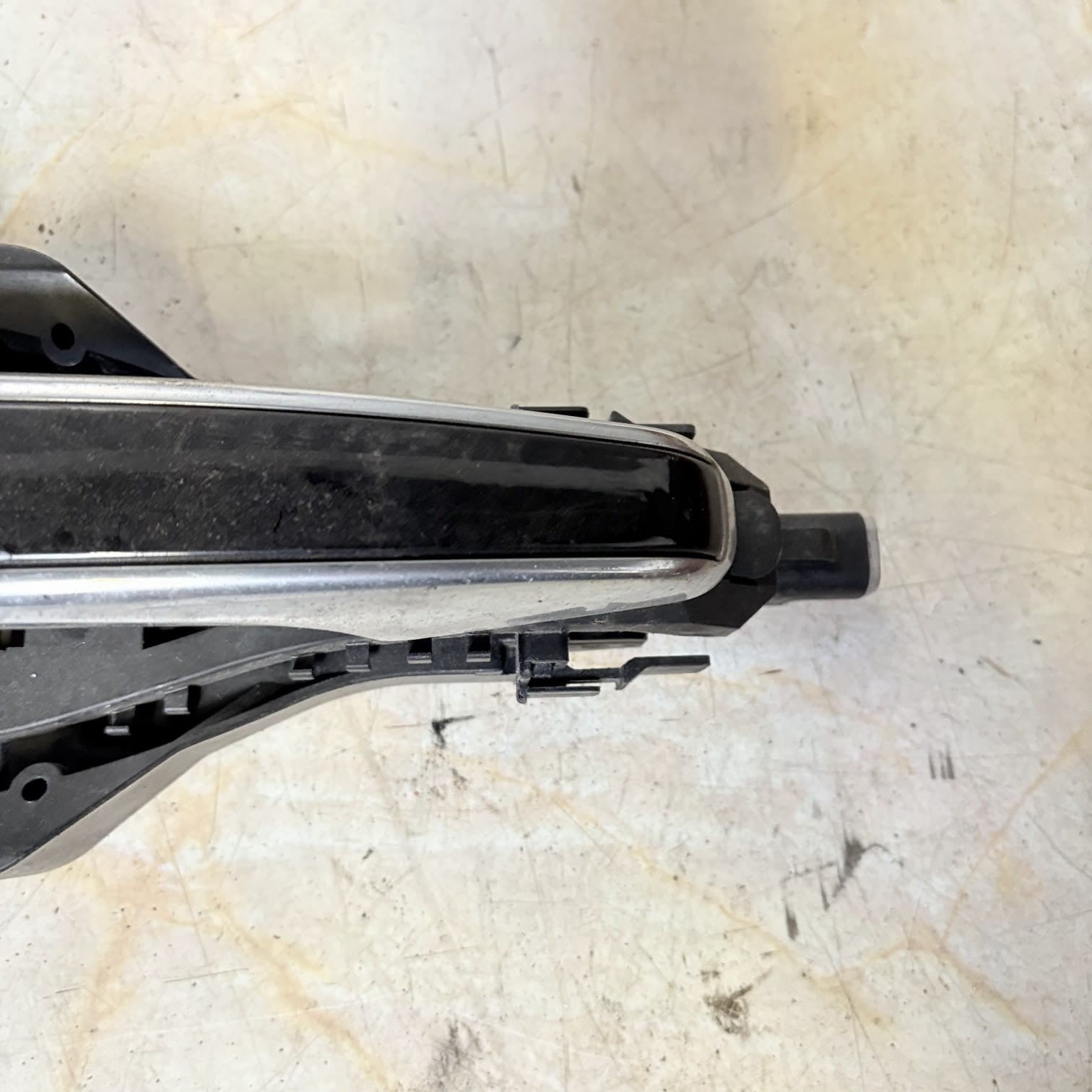 Discovery 5 L462 Passenger Rear Exterior Keyless Door Handle Grey & Chrome 2015