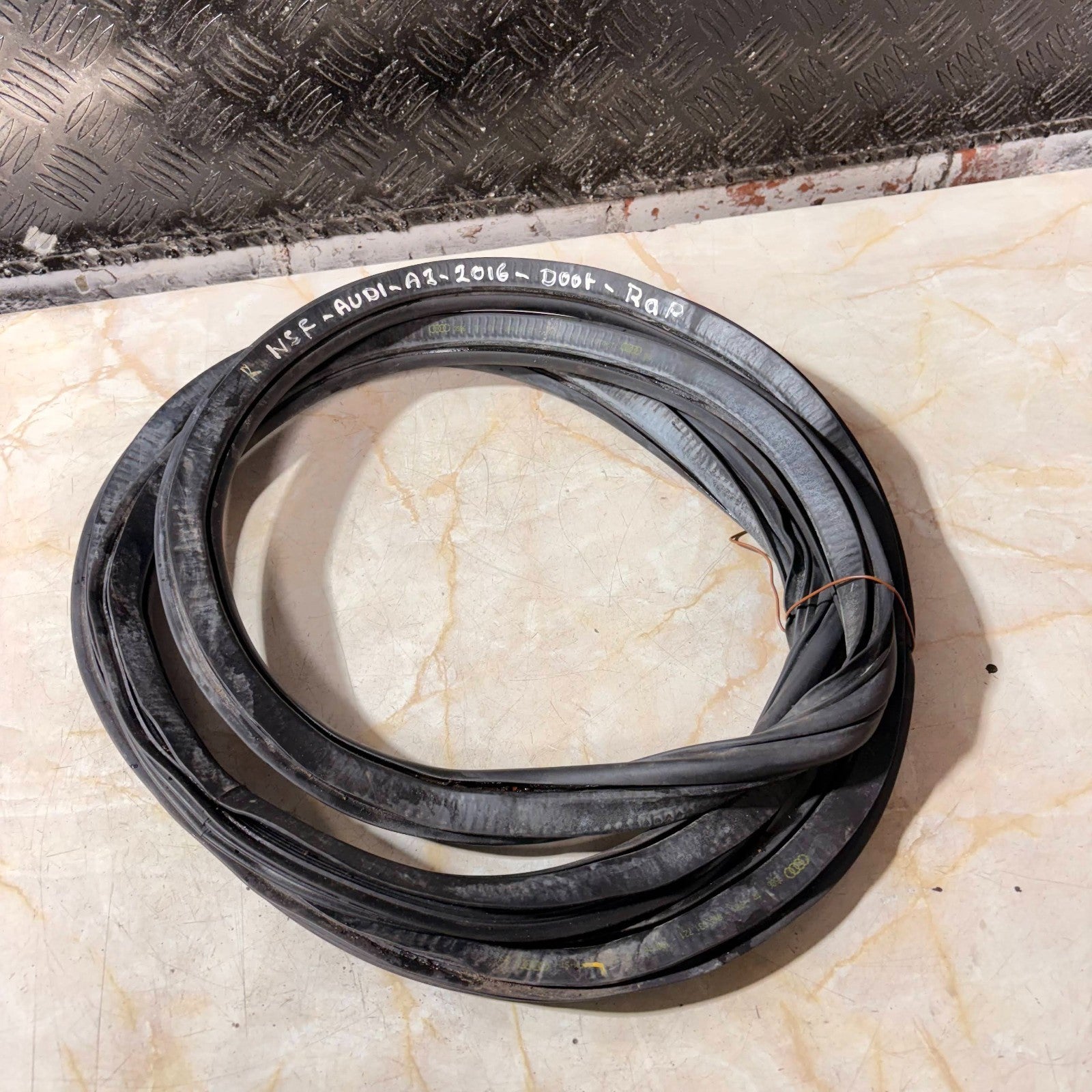 AUDI A3 S3 RS3 8V 2012-2020 FRONT LEFT DOOR WEATHERSTRIP RUBBER SEAL 8V4831721