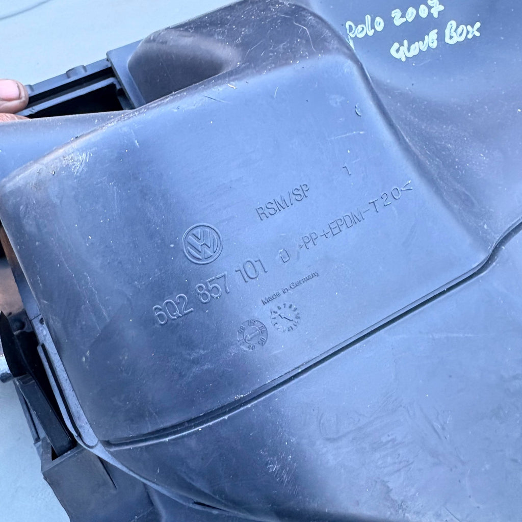 VOLKSWAGEN POLO 9N 2005-2009 MK4 GLOVE BOX. STORAGE COMPARTMENT 6Q2 857 101D