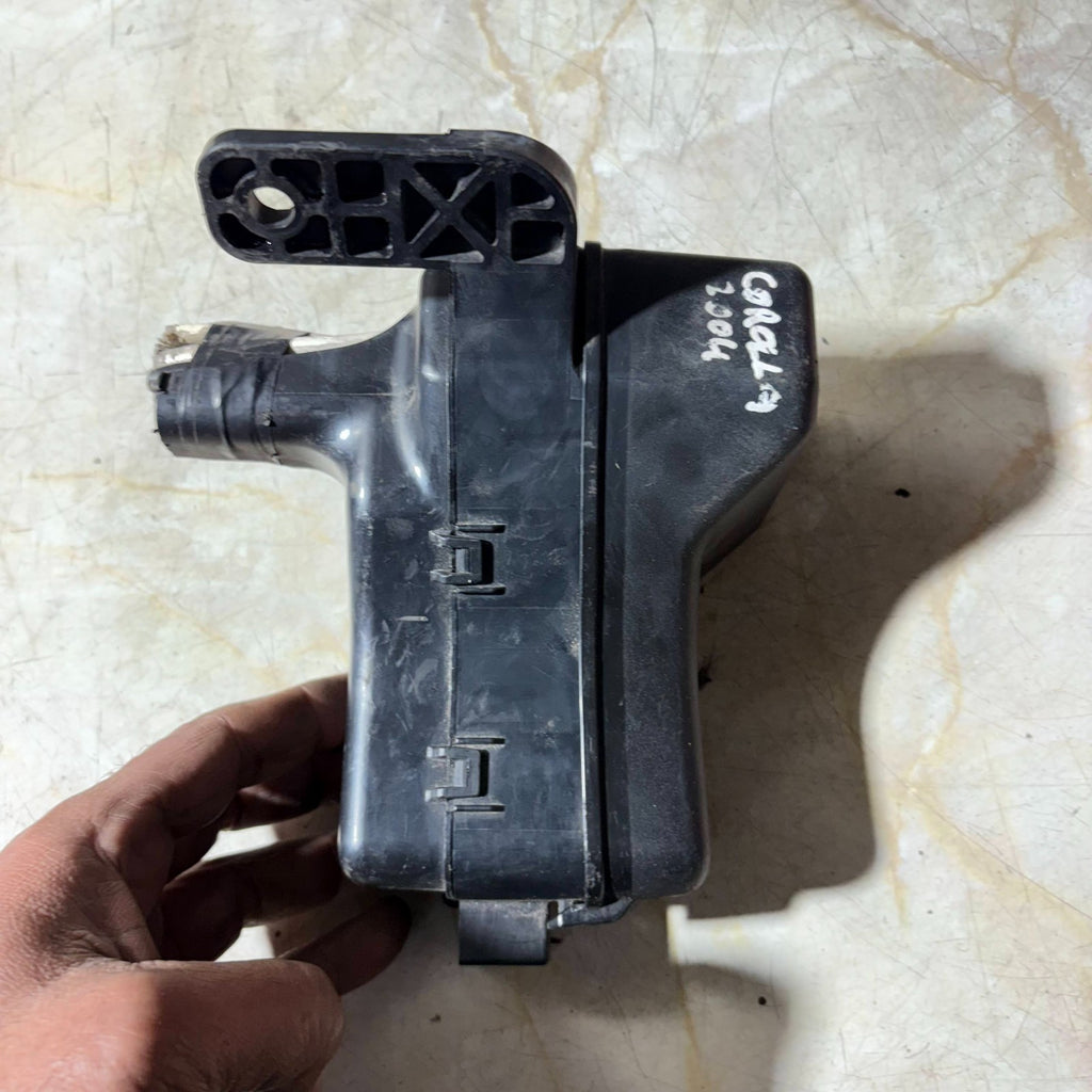 Toyota Corolla 2004 Engine Bay Fuse & Relay Box Under Bonnet Junction Block