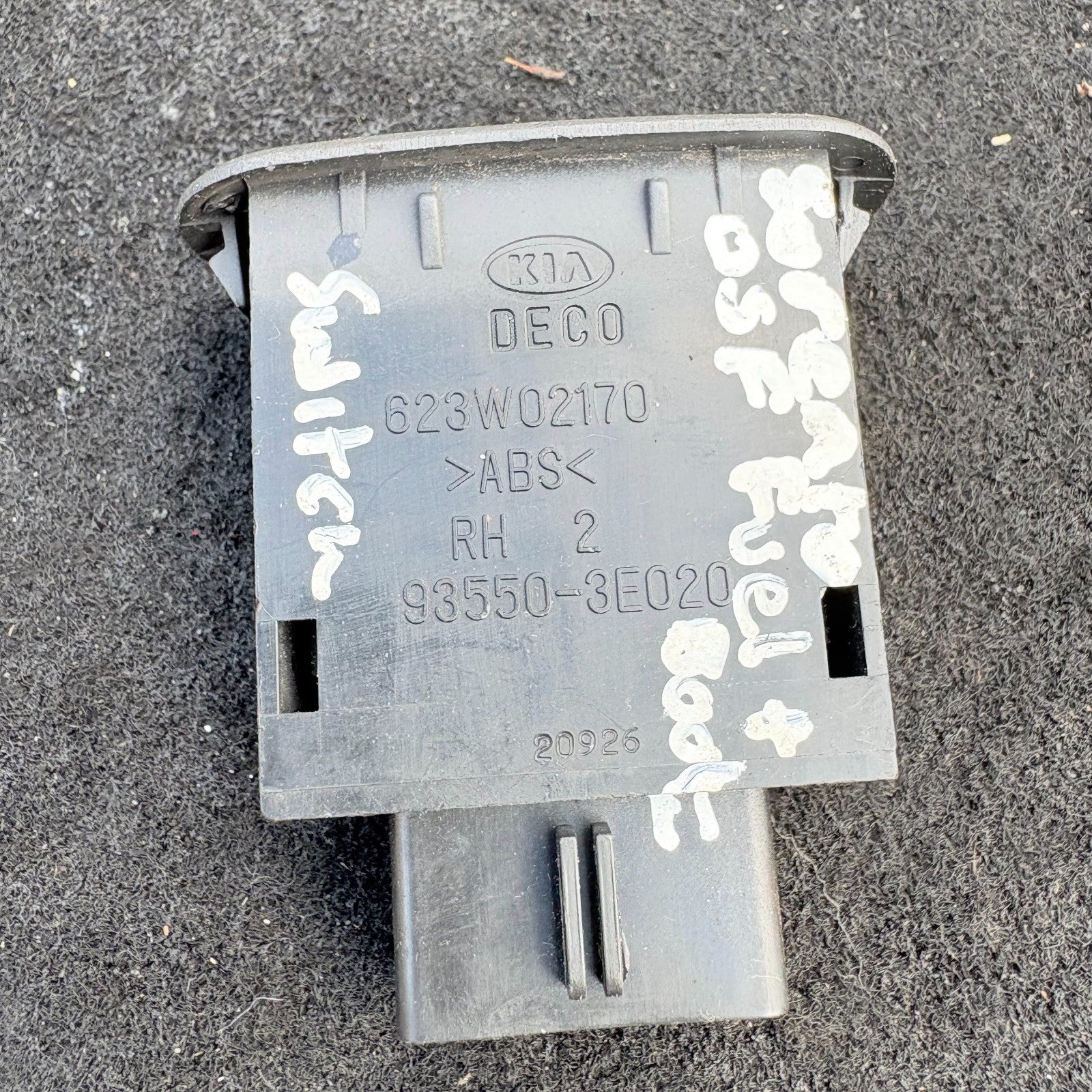 KIA SORENTO DRIVER FRONT FUEL FLAP SWITCH 93550-3E020