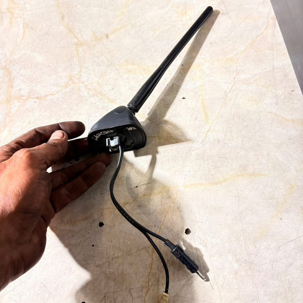 Nissan Sentra Roof Mounted Radio Antenna 28208-ET000 2660 2010